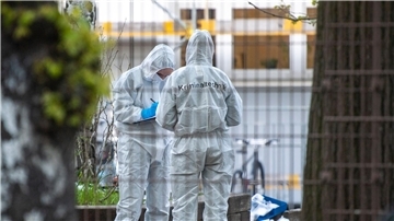 Mitarbeiter der Kriminaltechnik stehen in der Nähe der Schule in Neukölln.