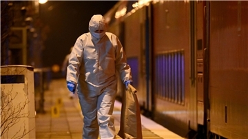 Mitarbeiter der Spurensicherung sind auf einem Bahnsteig bei einem Regionalzug im Einsatz.