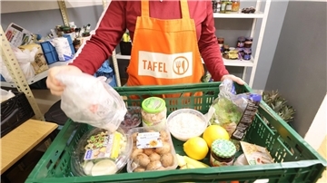 Mitarbeiter der Tafel bereiten die Ausgabe von Lebensmitteln vor.