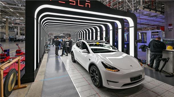 Tesla produziert in Grünheide 5000 Autos wöchentlich Mitarbeiter der Tesla Gigafactory Berlin Brandenburg arbeiten an der Endkontrolle der fertigen Elektrofahrzeuge vom Typ Model Y.