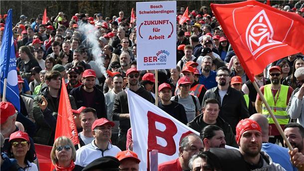 Bosch-Beschäftigte protestieren gegen Stellenabbau Mitarbeiter des Industriekonzerns Bosch bei einer Kundgebung der IG-Metall und des Bosch-Gesamtbetriebsrats in Gerlingen.