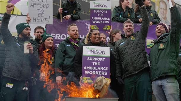 Großbritannien: Konservative gehen ans Streikrecht Mitarbeiter des Rettungsdienstes stehen während eines Streiks vor einem Feuer in London.