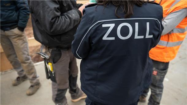 Anteil der Schattenwirtschaft in Deutschland geht nach oben Mitarbeiter des Zolls führen in Erfurt eine Schwerpunkt-Kontrolle zur Schwarzarbeit in einem Baugewerbe durch.