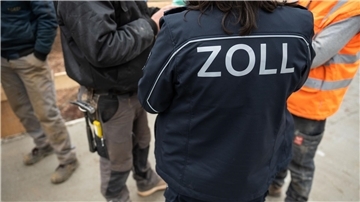 Mitarbeiter des Zolls führen in Erfurt eine Schwerpunkt-Kontrolle zur Schwarzarbeit in einem Baugewerbe durch.