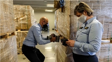 Mitarbeiter des Zolls im Hafen von Antwerpen auf der Suche nach Drogen.