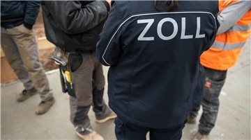 Mitarbeiter des Zolls kontrollieren hier Bauarbeiter, ob sie als Schwarzarbeiter unterwegs sind. 
