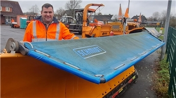 Mitarbeiter Dierk Wohltmann aus Stubben vor einem Schneepflug der Straßenmeister in Hagen.