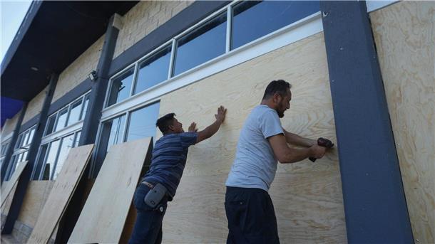 Eine Tote nach Hurrikan „Beryl“ auf Jamaika Mitarbeiter eines Möbelhauses in Mexiko verschalen die Fenster zum Schutz vor dem erwarteten Hurrikan „Beryl“.