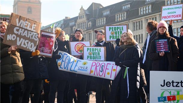RTL plant Wegfall von 700 Stellen bei Gruner + Jahr Mitarbeiter von Gruner + Jahr protestieren mit Plakaten auf dem Hamburger Rathausmarkt gegen den geplanten Stellenabbau.