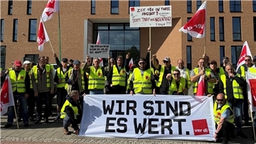 Mitarbeiter von Nehlsen demonstrieren für die Einführung des öffentlchen Tarifvertrages. 