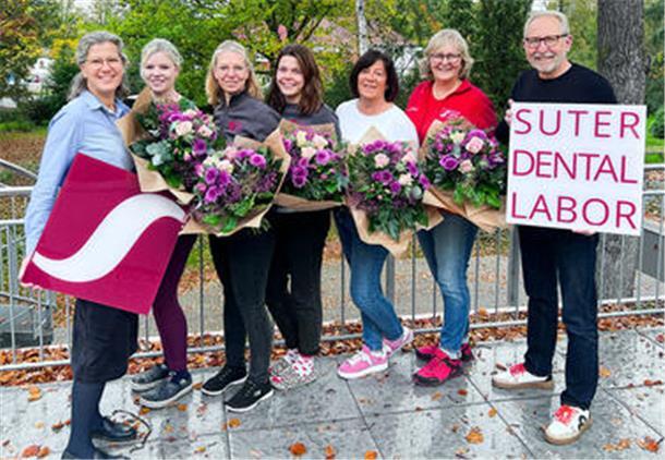 Jubiläumswelle im Suter Dental Labor: Stolze 125 Jahre Berufserfahrung Mitarbeiterehrung bei Suter Dental Labor: (von links) Karen Suter, Saskia Buchholz, Carole Peters, Mareike Hollstein, Elke Stelljes, Helga Wirthwein und Arne Suter.