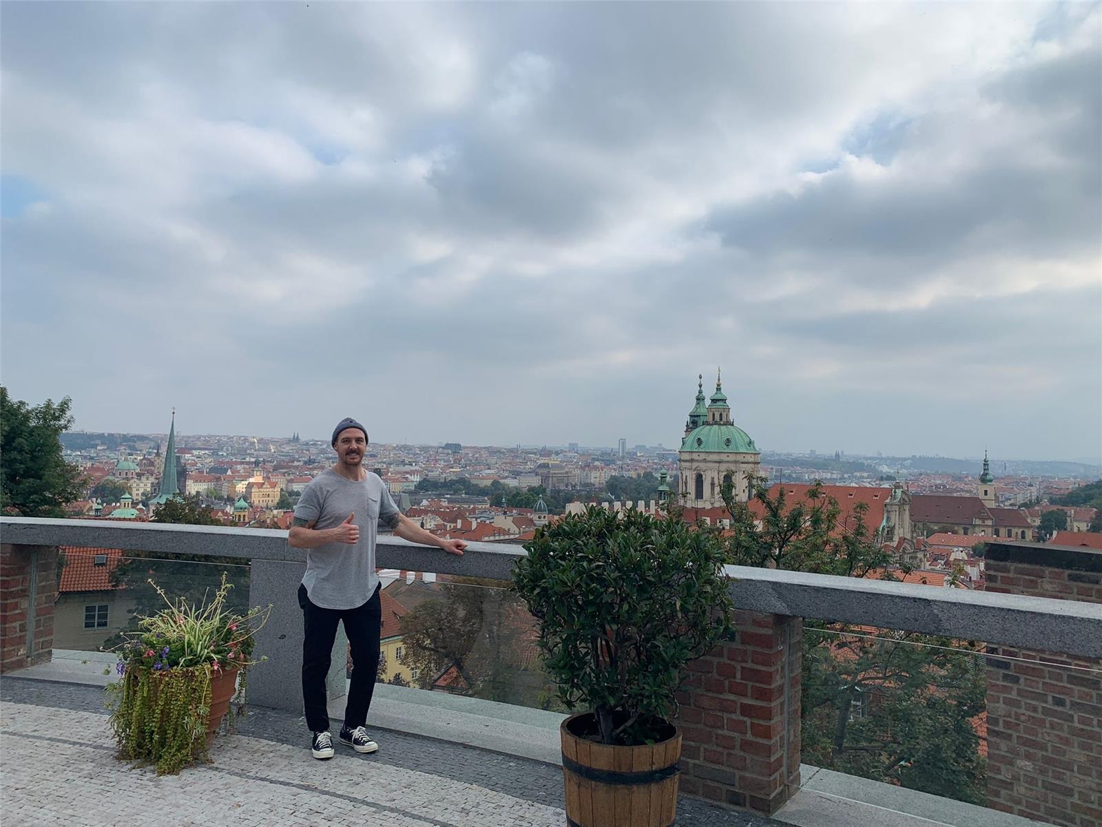 Mitch Wahl genießt den Blick über die tschechische Hauptstadt.