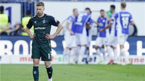 Mitchel Weiser wirkt ratlos, im Hintergrund jubelt Darmstadt 98.