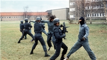 Mitglieder der Anti-Terroreinheit GSG 9 bei der Ausbildung im Nahkampf im Jahr 1979.
