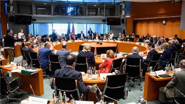 Mitglieder der Bundesregierung und der Ministerpräsidentenkonferenz sitzen zu Beginn des Bund-Länder-Gipfels im Bundeskanzleramt.