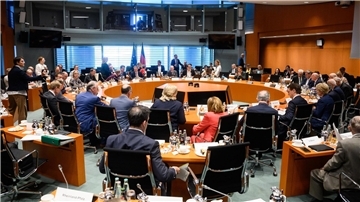 Mitglieder der Bundesregierung und der Ministerpräsidentenkonferenz sitzen zu Beginn des Bund-Länder-Gipfels im Bundeskanzleramt.