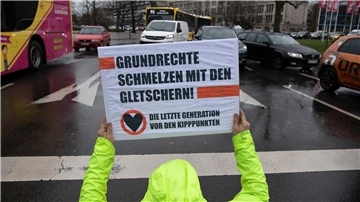 Mitglieder der Gruppe Letzte Generation haben in Berlin eine Straße blockiert.