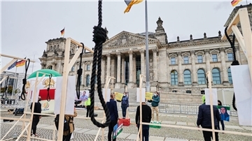 Mitglieder der iranischen Exil-Community demonstrieren vor dem Reichstag gegen die verhängten Todesurteile (Archivbild).