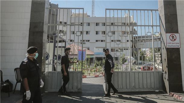 Lage in Gaza: Schifa-Klinik kämpft gegen Kollaps Mitglieder der islamistischen Hamas bewachen die Tore des Schifa-Krankenhaus in Gaza.