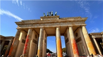 Mitglieder der Klimaschutzgruppe Letzte Generation haben das Brandenburger Tor in Berlin mit oranger Farbe angesprüht.