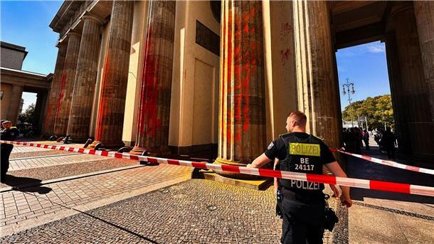 Mitglieder der Klimaschutzgruppe Letzte Generation haben das Brandenburger Tor mit oranger Farbe angesprüht.