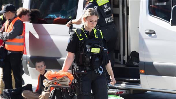 Mitglieder der Klimaschutzgruppe Letzte Generation hatten am Sonntagvormittag das Brandenburger Tor mit oranger Farbe angesprüht. Die Polizei nahm nach eigenen Angaben 13 Mitglieder vor Ort fest.