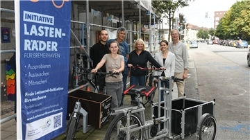 Mitglieder der Lastenradinitiative vor der neuen Geschäftsstelle im Haus des Werk e. V. (von links): Samuel Kotzan, Fiona Brinker, Dr. Hans Joachim Schmeck-Lindenau, Kerstin Rubin, Johanna Lichtenberg und Michael Arzenheimer.
