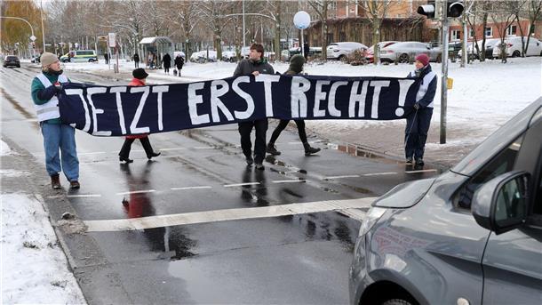 Klimaaktivisten von Straße gezogen - Fahrer verurteilt Mitglieder der „Letzten Generation“ blockieren während des Prozesses eine Straße.