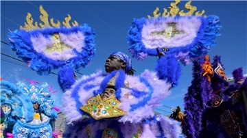 Mitglieder der Monogram Hunters Black Masking Indians paradieren am Mardi Gras Day in New Orleans.