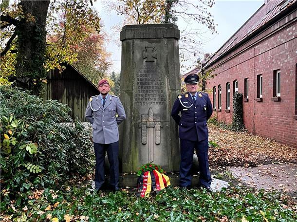 Mitglieder der Reservistenkameradschaft Tarmstedt am Ehrenmal des Ortes 