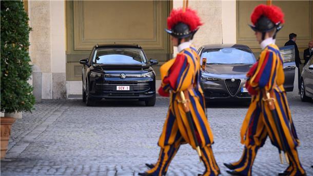 Beschützer für den Papst Mitglieder der Schweizergarde gehen über einen Hof im Mini-Land Vatikan.