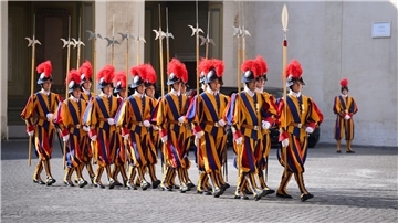 Beschützer für den Papst Mitglieder der Schweizergarde tragen ihre Uniform, die in den Farben Blau-Rot-Gelb gestreift ist.