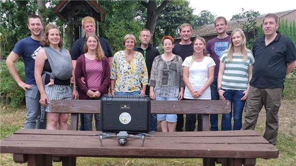 Mitglieder der Wildtier-Rettungsgruppe und Glinstedter Landwirte mit der Drohne, die die Aktion sehr erleichtert.