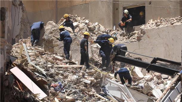 Mitglieder des ägyptischen Zivilschutzes bei den Überresten des eingestürzten 13-stöckigen Wohngebäudes in Alexandria.