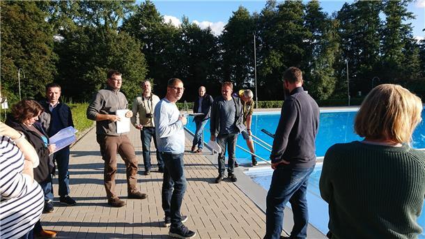 Mitglieder des Ausschusses für Sport, Freizeit, Jugend und Soziales der Samtgemeinde Tarmstedt sprechen im Freibad Kirchtimke darüber, welche Reparaturen nötig sind.