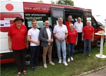 Mitglieder des Bürgerbusvereins Bremervörde mit dem Vorsitzenden Günther Justen-Stahl (links) und seinem Stellvertreter Fridtjof Schröter (Zweiter von rechts) stellten den neuen Bremervörder BürgerBus am Seefest-Sonntag vor. Zu den ersten Interessierten zählten Ortsbürgermeister Frederick Stelling (von links), Bürgermeister Michael Hannebacher und Marco Tulodetzki von der Sparkasse Bremervörde/Osterholz. 