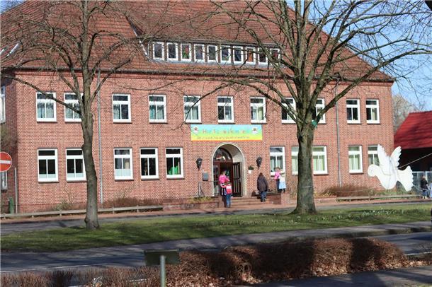 Mitglieder des Fördervereins der Grundschule Tarmstedt treffen sich zur Jahresversammlung in der Pausenhalle.