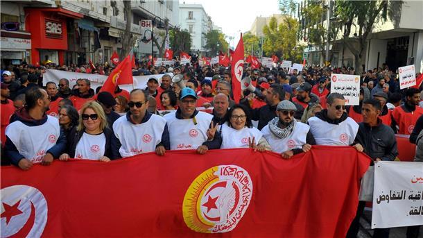 Mitglieder des Gewerkschaftsverbands UGTT nehmen in Tunis an einer Demonstration gegen die Politik von Präsident Kais Saied teil.