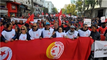 Mitglieder des Gewerkschaftsverbands UGTT nehmen in Tunis an einer Demonstration gegen die Politik von Präsident Kais Saied teil.