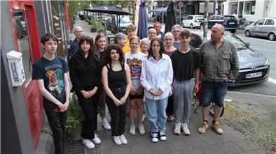Mitglieder des Jugendparlaments stellen die Pläne für einen neuen Jugendtreff in Mitte der Stadtteilkonferenz vor. 