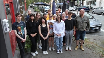 Mitglieder des Jugendparlaments stellen die Pläne für einen neuen Jugendtreff in Mitte der Stadtteilkonferenz vor. 