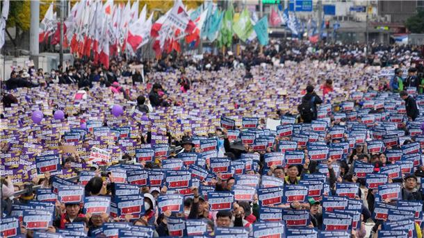 Mitglieder des koreanischen Gewerkschaftsbundes veranstalten in Seoul eine Kundgebung gegen die Arbeitspolitik der Regierung und die Zollpolitik von US-Präsident Trump gegenüber Südkorea.