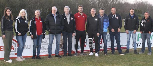 Wie sich der TSV Byhusen auf den „Tag der Endspiele“ am 14. Juni vorbereitet Mitglieder des TSV Byhusen und des NFV-Kreises Rotenburg bei der Platzbegehung in Byhusen.