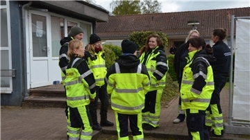 Die Spuren führen entlang der Oste in den Landkreis Stade Mitglieder einer Mantrailer-Hundestaffel bereiten sich vor dem Elmer Feuerwehrhaus auf ihren Einsatz vor.
