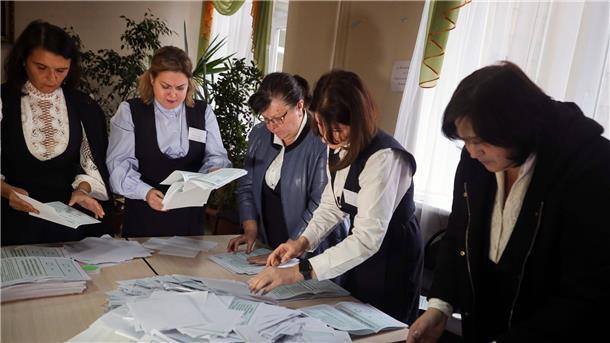 Mitglieder einer Wahlkommission zählen die Stimmzettel nach dem Scheinreferendum in einem Wahllokal in Donezk.