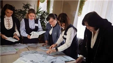 Mitglieder einer Wahlkommission zählen die Stimmzettel nach dem Scheinreferendum in einem Wahllokal in Donezk.