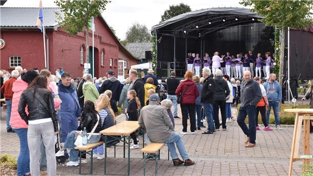 Mitmachaktionen vor dem Mehrgenerationenhaus.