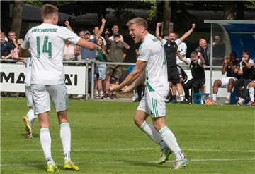 Mitte der ersten Halbzeit hatten Verantwortliche und Fans des HSC erstmals allen Grund zum Jubel. Nach einer Ecke erzielte Jarno Böntgen (rechts) die Heeslinger Führung.
