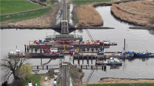 Zerstörte Huntebrücke: Bahn ist bei der Reparatur im Zeitplan Mitte nächster Woche sollen die beiden Hilfsbrücken über der Hunte montiert werden.