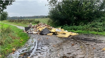 Mitten auf dem Wirtschaftsweg haben Unbekannte ihren Bauschutt einfach abgeladen. Die Gemeinde Beverstedt hofft, dass jemand Hinweise geben kann, wer für die Tat verantwortlich ist.